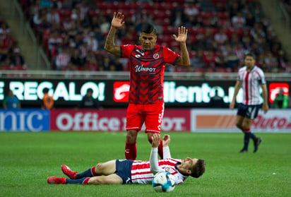 Carlos Salcido volvió a la cancha del Estadio Akron luego de su salida de las Chivas. (Jam Media)