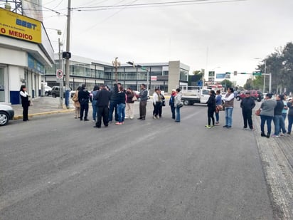 Fue desde las 08:30 horas de hoy martes que un grupo de casi 30 mujeres se colocaron en el crucero y bloquearon el paso de los vehículos. (EL SIGLO DE TORREÓN) 