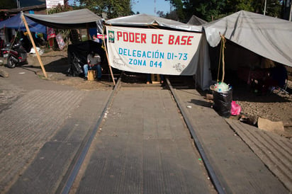 La Coordinadora Nacional de Trabajadores de la Educación (CNTE) en Michoacán aseguró que llevan a cabo trabajos con las bases movilizadas, a fin de crear conciencia sobre la necesidad de establecer las condiciones para el restablecimiento de la mesa de trabajo tripartita. (ARCHIVO)