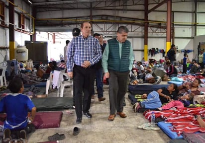 Riquelme recorrió el mega albergue instalado en Piedras Negras. (EL SIGLO COAHUILA) 