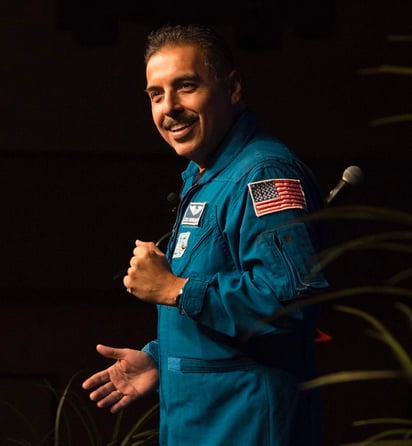 Durante una conferencia de prensa en el edificio municipal, el ingeniero de la Administración Nacional de la Aeronáutica y del Espacio (NASA, por sus siglas en inglés) evocó los viajes que hacía por esta región cuando era niño. (ARCHIVO)