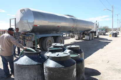 Servicios. Además de llevar agua en pipas se organizó una brigada de servicios médicos y de mejora a la comunidad. (EL SIGLO DE TORREÓN/MARY VÁZQUEZ)