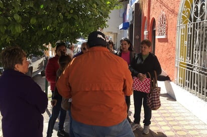 Labor. Los adultos mayores siguen acudiendo a la coordinación del censo, en donde ya se prohibió su paso. (GUADALUPE MIRANDA)