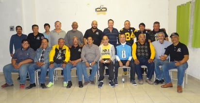 La Hermandad Gatos Negros se congrega cada año para observar el Súper Bowl, desde sus tiempos de estudiantes en el Tec Laguna.