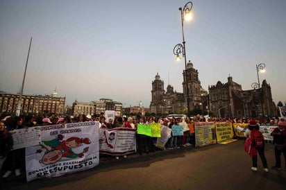 Ante el recorte de 50% al Programa de Estancias Infantiles, trabajadores de estos centros se movilizaron para exigir al gobierno federal más recursos. (EL UNIVERSAL)