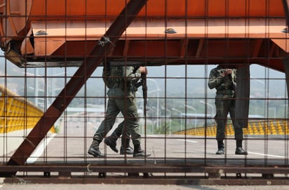 Miembros de la Guardia Nacional Bolivariana bloquean el paso este miércoles en el puente Tienditas, sector Boconó, en Cúcuta. (EFE)