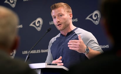 El coach Sean McVay habla con reporteros en las instalaciones de los Rams de Los Ángeles.