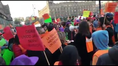 Este jueves protestaron frente a Palacio Nacional familias beneficiarias del Consejo Nacional de Salud Mental (Cisame), luego de que las autoridades federales anunciaran que recortarían el presupuesto de esa institución especializada. (TWITTER)