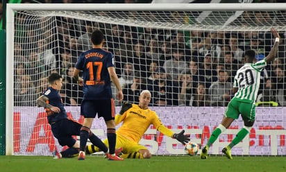 El delantero del Valencia, Santi Mina (i), remata ante el guardameta del Betis, Joel Robles (3i), durante el encuentro correspondiente a la ida de las semifinales de la Copa del Rey.