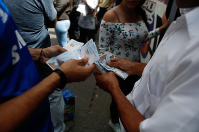 Los precios en el mes de enero en Venezuela crecieron 3.5 por ciento cada día y al final del mes de observó una inflación de 191.6 por ciento. (ARCHIVO)