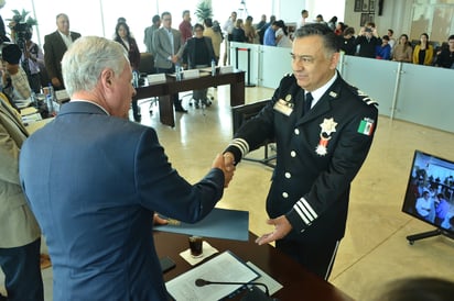 Otros tres años. El alcalde Jorge Zermeño Infante toma protesta y entrega su nombramiento como director general de Seguridad Pública a Primo Francisco García Cervantes. (FERNANDO COMPEÁN)