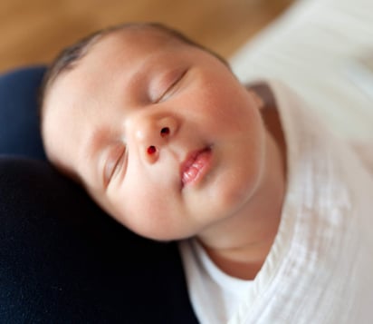 Se cree que el aroma es un mecanismo que se desarrolla para crear un vínculo fuerte entre padres y bebés. (ARCHIVO)
