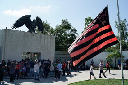 Amigos, fanáticos y periodistas rodean la entrada del centro de entrenamiento del club de futbol Flamengo a la espera de información sobre un incendio en las instalaciones, Río de Janeiro.