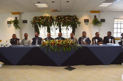 Dan apoyo. Autoridades en la mesa del presidium durante el evento de graduación. (EL SIGLO DE TORREÓN)