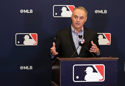 El comisionado de las Grandes Ligas, Rob Manfred, durante una rueda de prensa, ayer en Orlando, Florida.