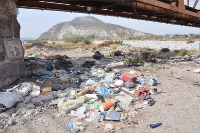 Otra vez. Proliferan los tiraderos de basura. PASA vuelve a incumplir en levantar basura en los horarios nocturnos. (FERNANDO COMPEÁN)