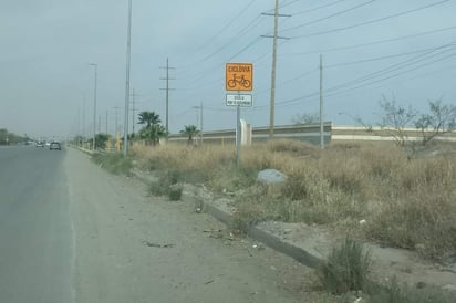 La ciclovía que está sobre el bulevar Mieleras, en el tramo de avenida Paseo del Tecnológico a Monte Bello está llena de maleza y basura. (EL SIGLO DE TORREÓN)