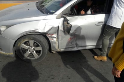 Con diferencia de 5 minutos chocan cuatro autos en el crucero inteligente del bulevar Miguel Alemán, de Gómez Palacio. (EL SIGLO DE TORREÓN)