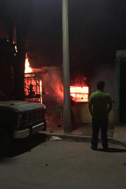 Bomberos de Gómez Palacio pudieron sacar al señor Rogelio Mayorga Rodríguez aún con vida de la vivienda, pero falleció minutos después de llegar al hospital del IMSS No. 51.