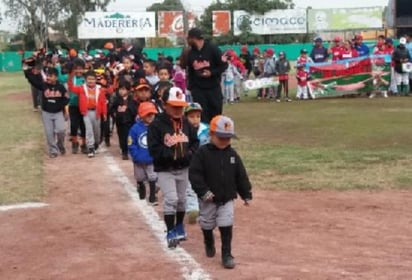 Los peloteritos desfilaron durante la ceremonia inaugural, a la que siguió el primer juego de la temporada en el estadio Gómez Palacio.