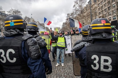 En París, el cortejo recorría las principales instituciones del país, desde el Arco del Triunfo hasta Campos de Marte. (EFE) 