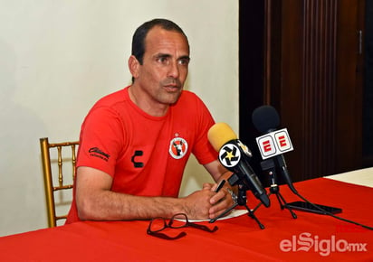 El director técnico de los Xolos de Tijuana, Óscar Pareja, brindó rueda de prensa ayer en un hotel de la ciudad. (Jesús Galindo)