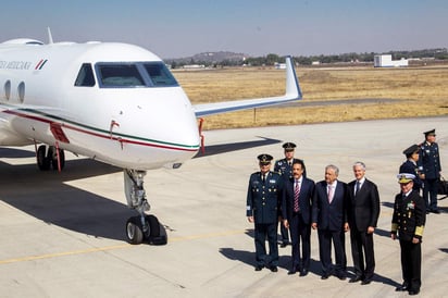 Al conmemorar los 104 años de la Fuerza Aérea Mexicana en la Base Militar de Santa Lucía, el mandatario adelantó que la renta y los beneficios del nuevo aeropuerto civil de Santa Lucía van a ser transferidos a la Secretaría de la Defensa para fortalecer las finanzas de esta institución. (NOTIMEX) 