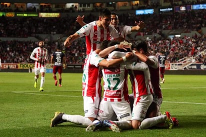 Necaxa mantuvo el invicto en el torneo con el empate de último minuto sobre Chivas. (Especial)