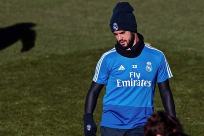 Isco terminó con molestias el entrenamiento del pasado viernes, lo que le impidió estar en la lista de convocados para el duelo contra Atlético de Madrid. (ARCHIVO)