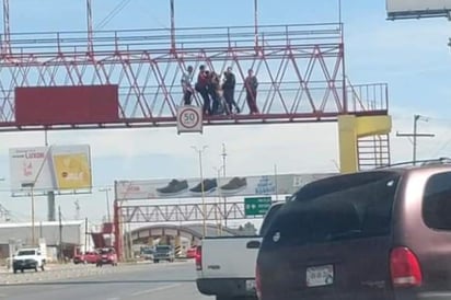 A salvo. Algunas personas que observaron cuando el hombre trataba de lanzarse intervinieron e impidieron el suicidio. (EL SIGLO DE TORREÓN) 