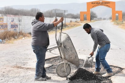 Autoridades municipales de Lerdo acudieron a Villa La Loma para arrancar el programa municipal de mejoras integrales de calles. (EL SIGLO DE TORREÓN)