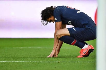 El delantero uruguayo Edinson Cavani, con molestias en la cancha durante el encuentro por la liga francesa ante Burdeos, en el Parc des Princes de París. (Especial)