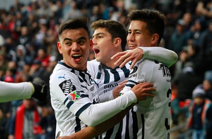 Los jugadores de Rayados festejan tras un gol ante Lobos Buap. (Jam Media)