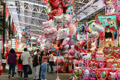 Este día de San Valentín, más de la mitad de los mexicanos (67%) festejará el día de San Valentín a través de diferentes actividades, como dar un regalo, organizar una cena, ir al cine o dar un paseo, señaló Ofertia. (EL UNIVERSAL)