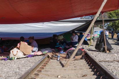 Este fin de semana surgieron en Michoacán grupos de maestros y padres de familia que exigieron a la Sección XVIII de la Coordinadora Nacional de Trabajadores de la Educación (CNTE) regresar a sus salones de clases. (EFE)