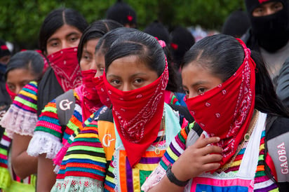 Las mujeres del EZLN puntualizaron que luchan por su libertad, que no se alzaron en armas 'para volver a lo mismo', ni llevan 25 años en resistencia para ahora 'servir a los turistas, a los patrones, a los capataces'. (ARCHIVO)