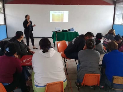 Padres y madres de familia participaron en una plática sobre las formas que puede adoptar la violencia intrafamiliar. (EL SIGLO DE TORREÓN)