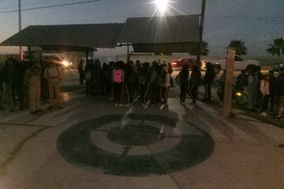 Manifestación. Antes de la entrada a clases, los padres de familia se manifestaron pacíficamente afuera de la institución. (EL SIGLO DE TORREÓN)