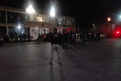 Resguardo. Desde el domingo por la noche los policías permanecían vigilando el edificio de la presidencia municipal. (EL SIGLO DE TORREÓN)