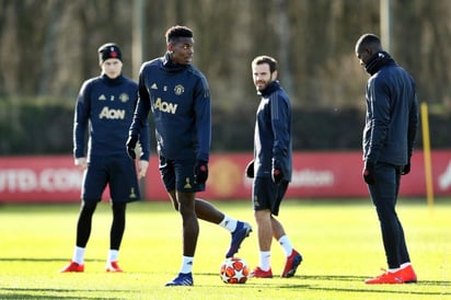 El internacional francés Paul Pogba durante la sesión de entrenamiento previo al duelo de ida por los octavos de final de la Champions League. (Especial)