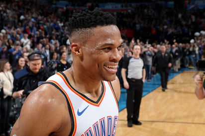 Russell Westbrook finalizó el partido con 21 puntos, bajó 12 rebotes y repartió 11 asistencias. (Especial)