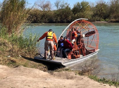 El primer grupo conformado por cinco personas fue auxiliado por elementos del Grupo Beta del Instituto Nacional de Migración quienes con el uso de un aerodeslizador los subieron a la embarcación. (ESPECIAL)