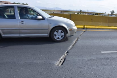 En el carril central también se registró una grieta. (FERNANDO COMPEÁN) 