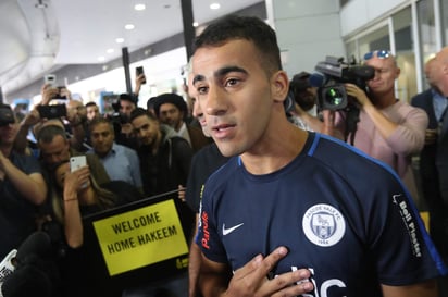 Cientos de seguidores que portaban letreros de bienvenida y coreaban la canción 'You'll Never Walk Alone' lo aguardaban en el aeropuerto de Melbourne.