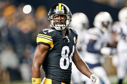 Antonio Brown jugó nueve temporadas con los Acereros de Pittsburgh, donde sumó 74 anotaciones por recepción.