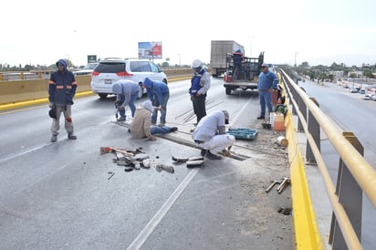 Obras Públicas trabajó en la reparación de las grietas en el puente en el bulevar Ejército Mexicano (periférico). (FERNANDO COMPEÁN)