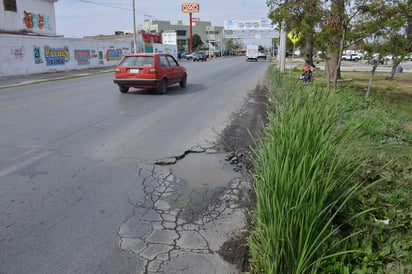 La fuga tiene alrededor de un mes y sin importar los constantes reportes, hasta el momento no han logrado repararla. (EL SIGLO DE TORREÓN)