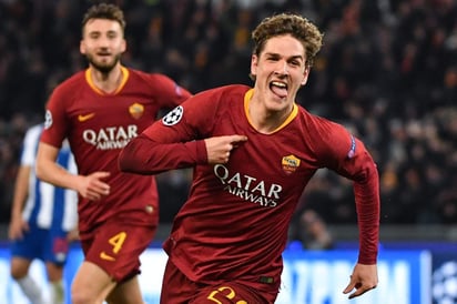 Nicolo Zaniolo, de la Roma, celebra su doblete durante el partido de ida de los octavos de final de la Liga de Campeones de la UEFA. (Especial)