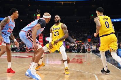 Pese a la gran actuación de LeBron James, los Lakers no pudieron ante los Hawks de Atlanta. (Especial)