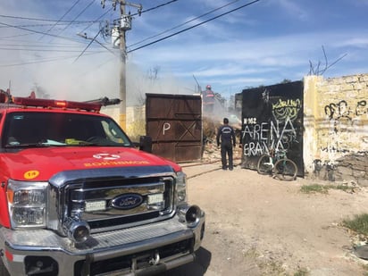 El fuego consumió basura diversa y llantas viejas que se encontraban acumuladas en la caja de un camión de volteo en desuso. (EL SIGLO DE TORREÓN) 
